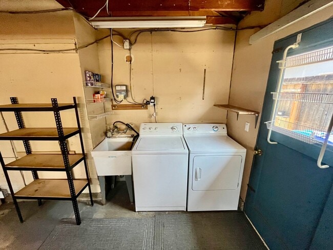 Building Photo - Charming 4BD/2BA Home in Prime Mountain Vi...