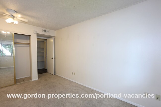 Building Photo - $1,395.00 - NE Fremont St - 2 bedroom cond...