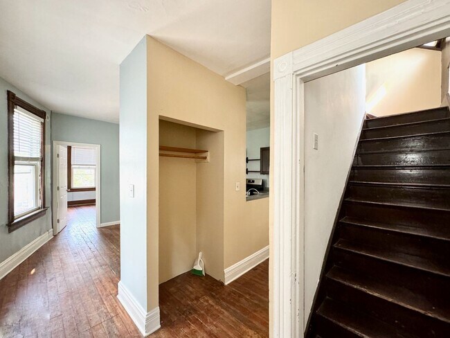 Building Photo - 4 Bed/2 bath UC Rental On Victor + Parking...