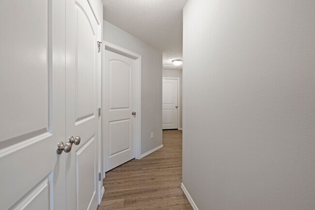 Building Photo - Republic Duplex for rent- with fence!