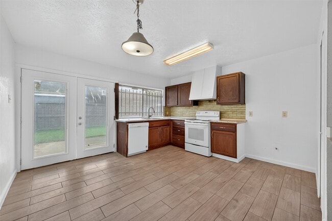 Building Photo - 5711 Hopetown Dr