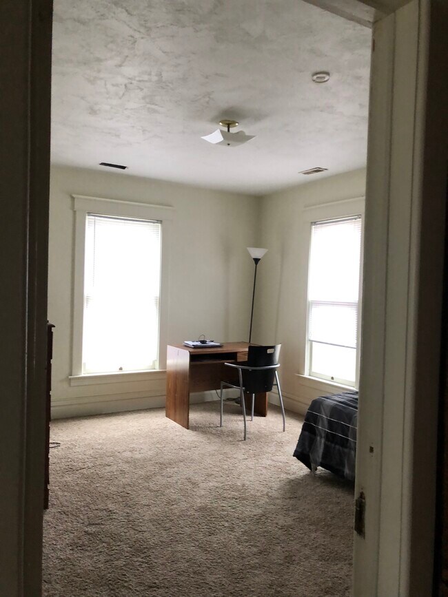 Building Photo - 824 Davis St