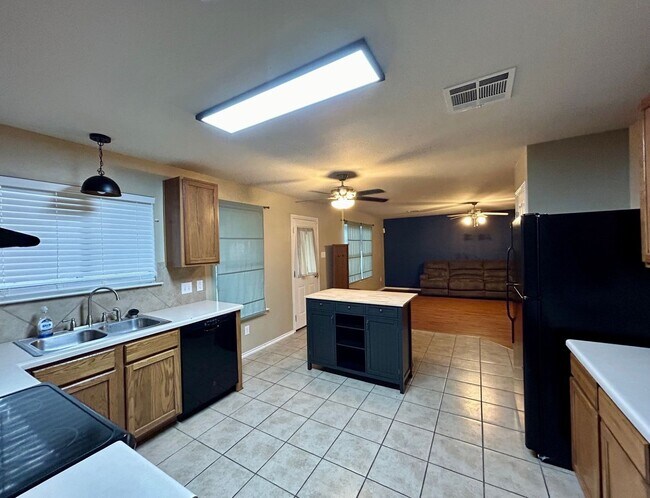Building Photo - BEAUTIFUL 4 BR/2BTH HOUSE LOCATED IN CIBOL...