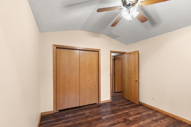 Building Photo - All brick home in Glendale schools!