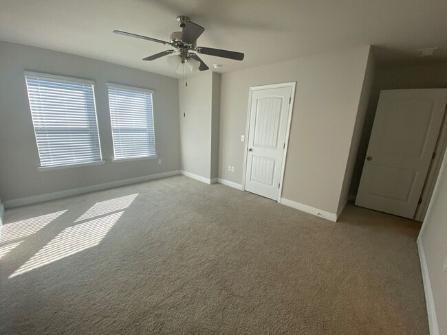 Building Photo - Spacious Modern Townhome; Conveniently Located! *Garbage, Pest Control & Lawncare Included!* *SPE...