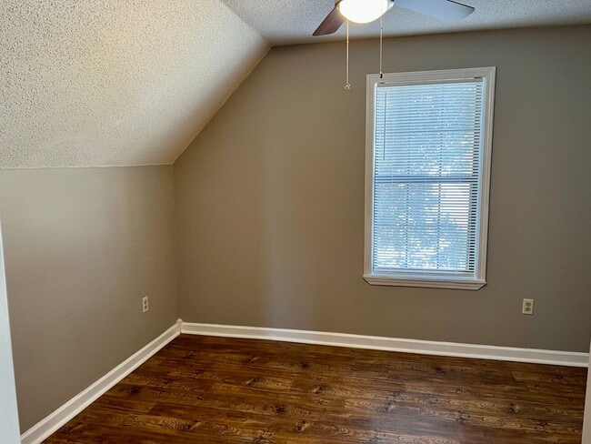 Building Photo - FOR RENT - 4 BR, 2 BA!