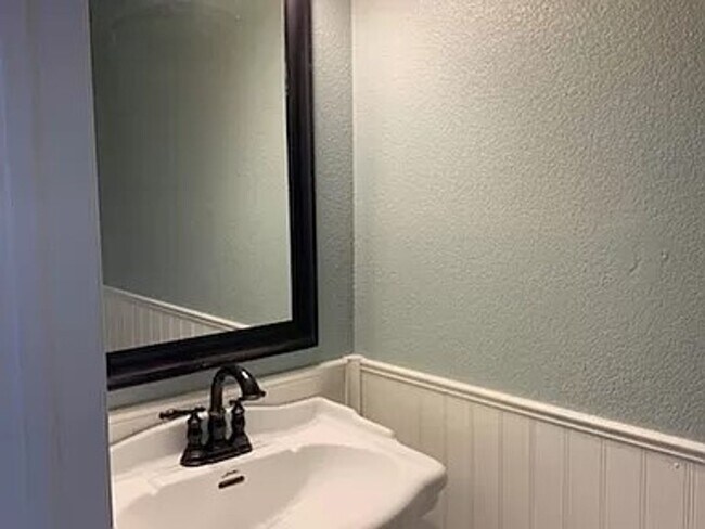 Building Photo - Beautiful 3 bed, 3 bath in D49