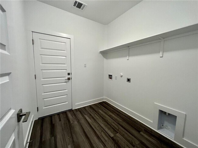 Building Photo - 577 Elm Green St