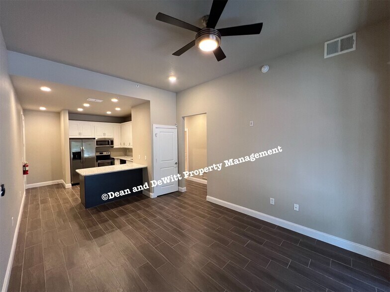 Building Photo - 2 Bed/2 Bath