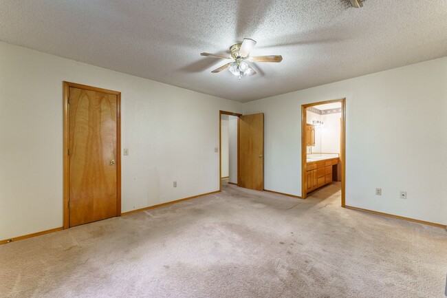 Building Photo - Charming 3-Bedroom, 2-Bathroom Rental in B...