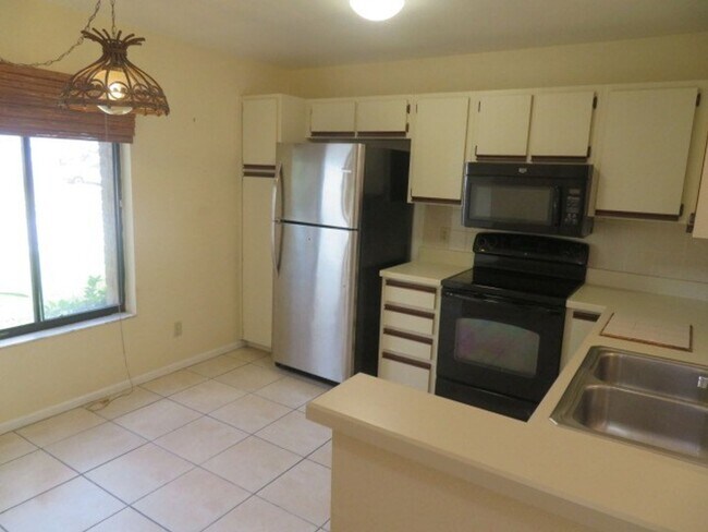 Building Photo - OVIEDO 3BR 2BA home in Alafaya Woods! Fenc...