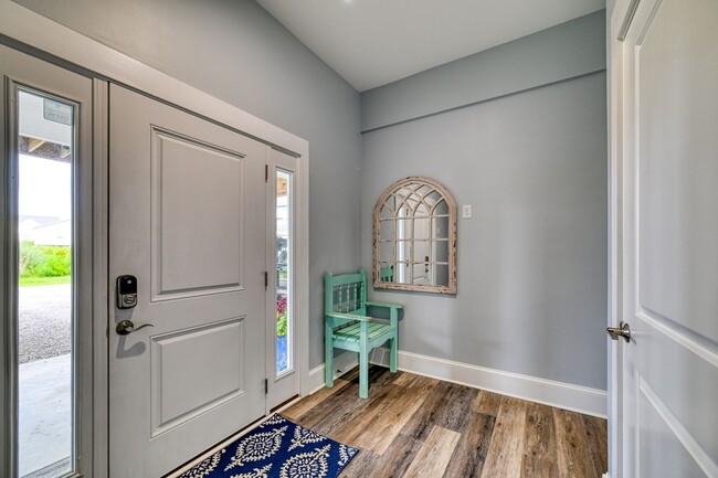 Building Photo - PET FRIENDLY FURNISHED OFF-SEASON RENTAL A...