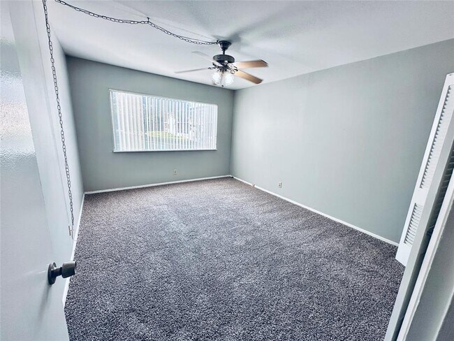 Building Photo - 601 W 11th St