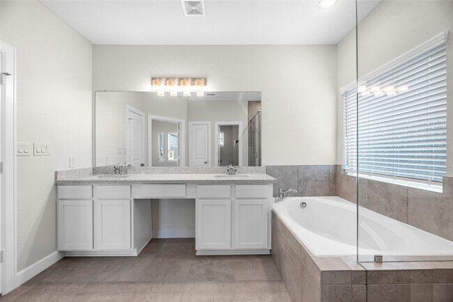 Building Photo - 11908 Briarwood Hill Way