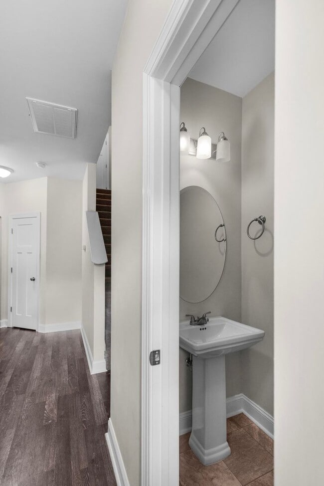 Building Photo - Townhouse For Rent! Rebated Application Fe...