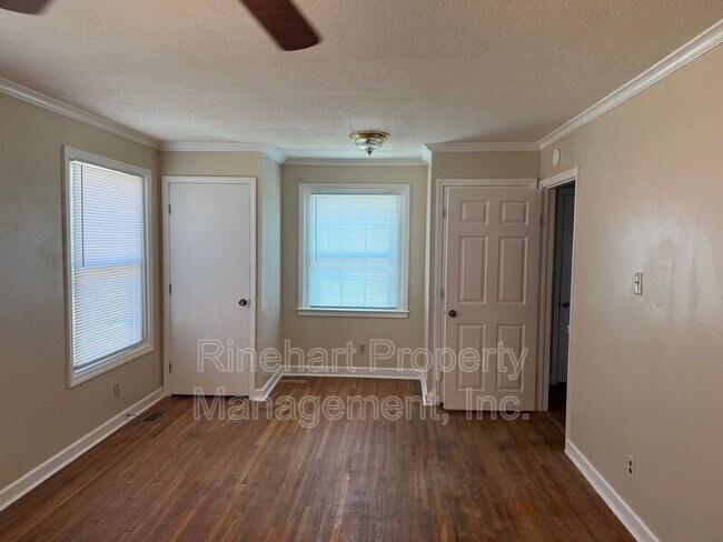 Building Photo - 242 S Cherry Rd