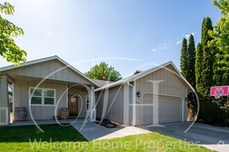Building Photo - Beautiful 3 Bedroom Home With Fenced Backy...