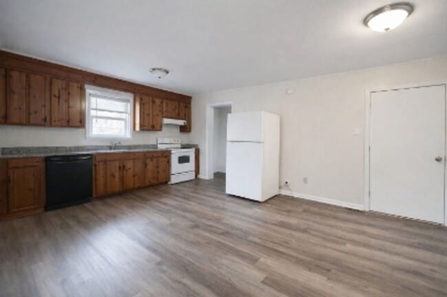 Building Photo - 1205 Broadus Ave SE