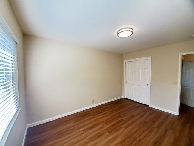 Building Photo - Lovely 3 bedroom 2 bath duplex with private garage and backyard