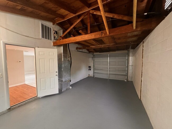 Building Photo - 2 Bedroom 1.5 Bath Clean & Cozy Home for Rent