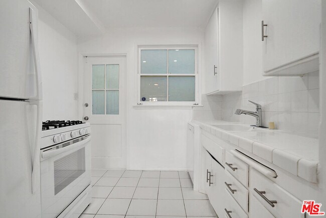 Building Photo - 476 S Roxbury Dr