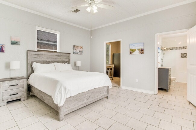 Building Photo - Charming Shotgun Home Just Minutes from Do...