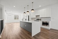 Building Photo - Beautiful 2-Bed/2.5 Bath Townhome in Downt...