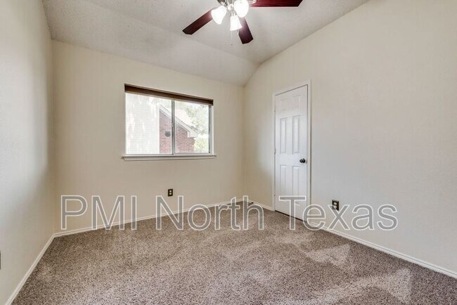 Building Photo - 8101 Hyde Park Dr