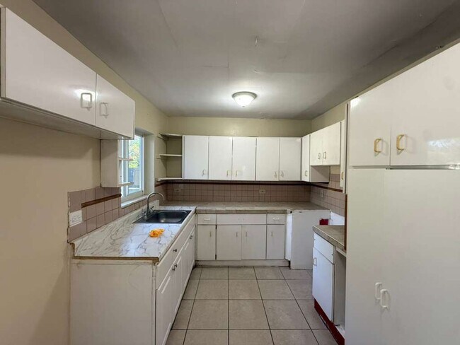 Building Photo - Large 4-1 house