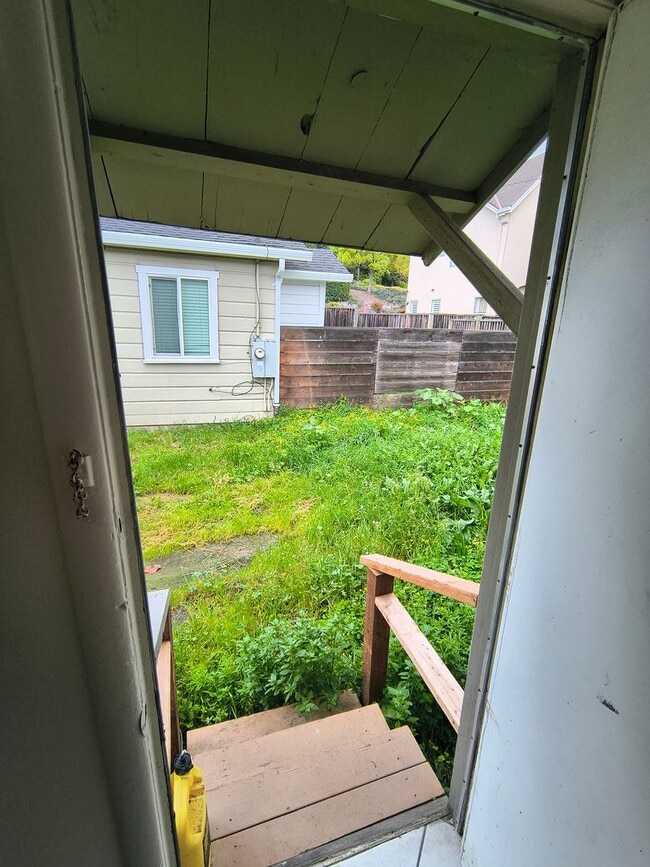 Building Photo - 2Bed/1Bath Single Family Home Located In Private Area Near East 14th St. San Leandro, Ca.