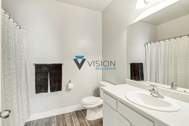 Building Photo - 73 W Silver Springs Dr