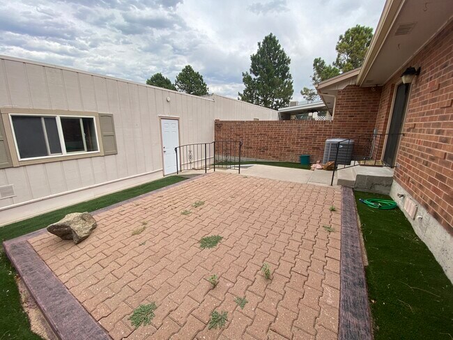 Building Photo - 2302 Cartier Dr