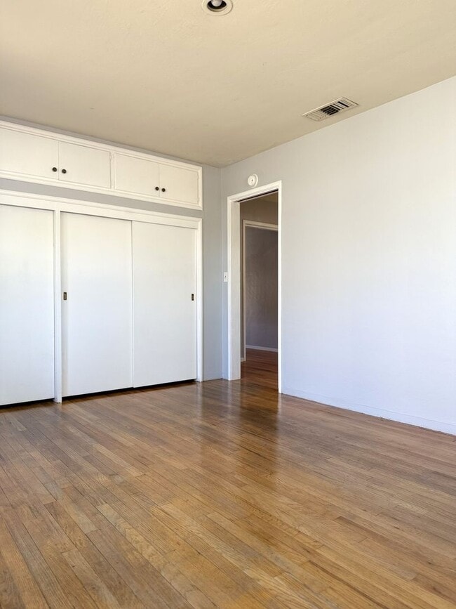 Building Photo - Spacious 2/2 home near shopping