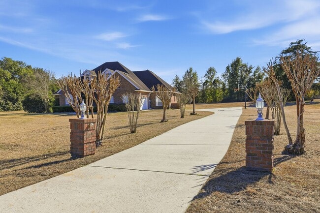 Building Photo - Ivy Park Brick Home 4 bedroom 3 1/2 baths