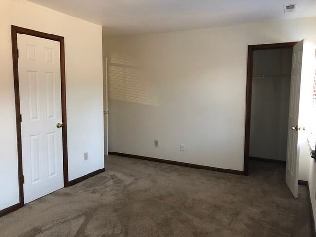 Building Photo - SPACIOUS TOWNHOME IN CENTRAL LOCATION
