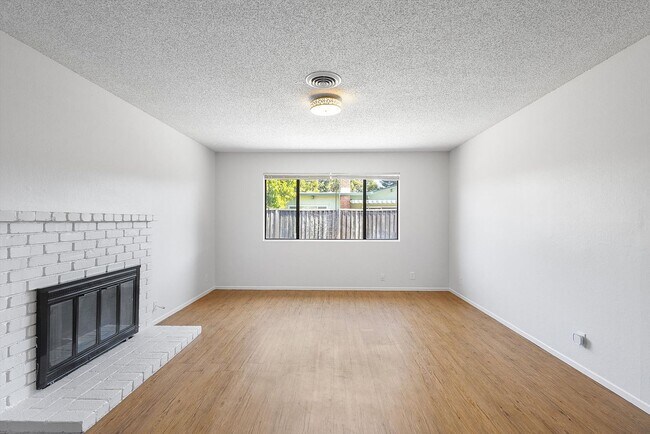Building Photo - 1256 Rosewood Way