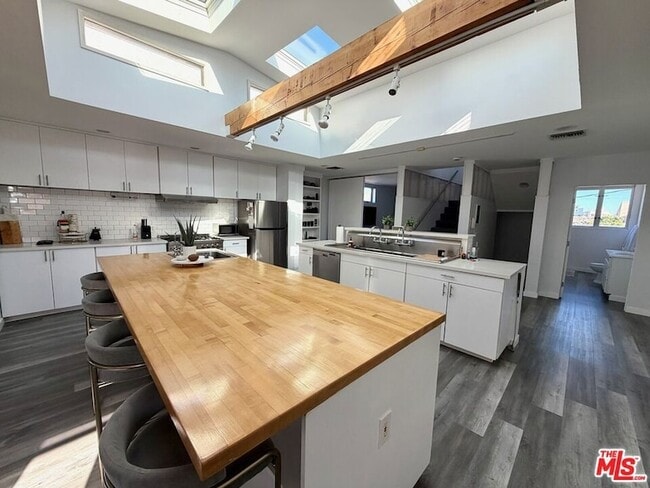 Building Photo - 46 Rose Ave