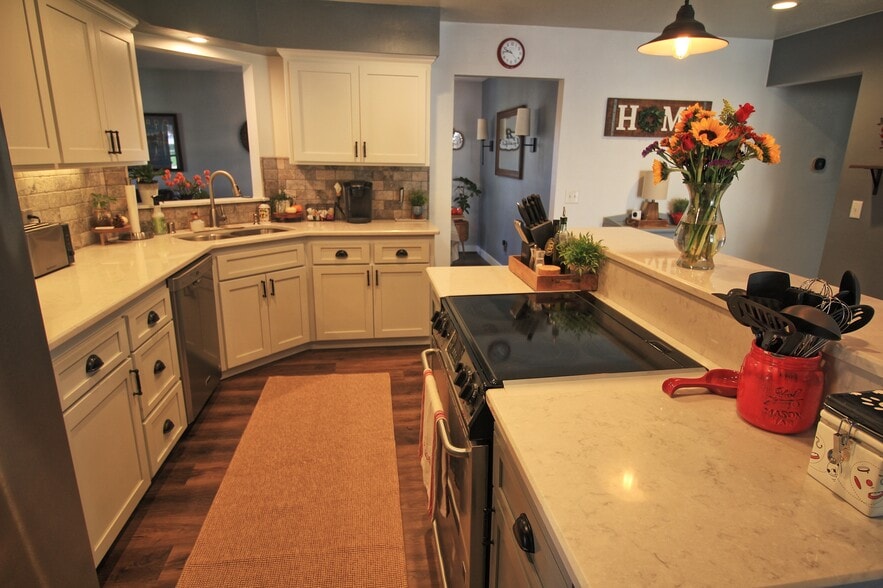 Building Photo - 12049 W Grange Ave