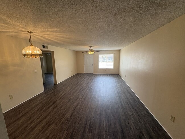 Building Photo - 710 W Rosewood Ln
