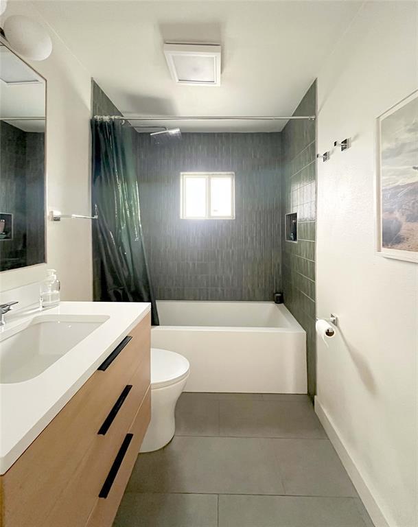 Building Photo - 4800 Duval St