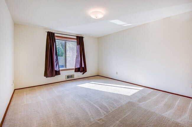 Building Photo - 2bd/2ba Bellevue Condo