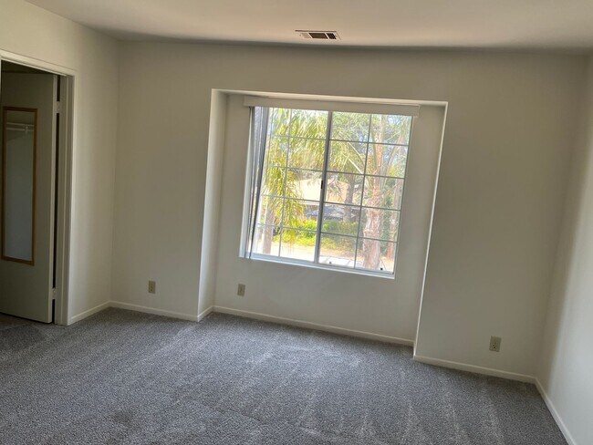 Building Photo - 1047 Golden Rd