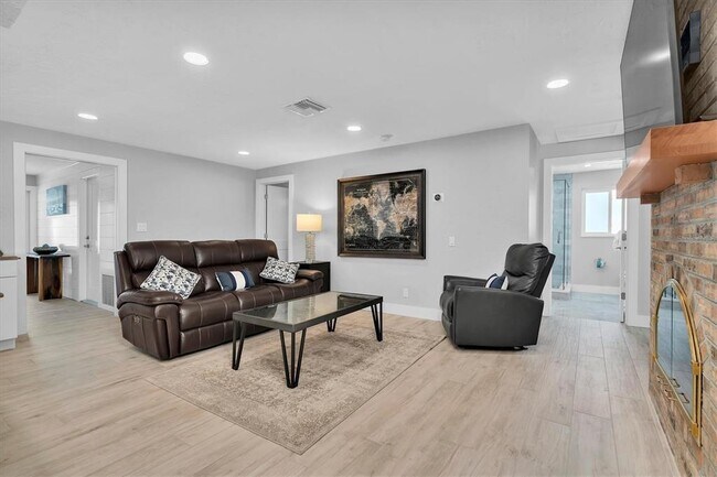 Building Photo - 6440 3rd Palm Point