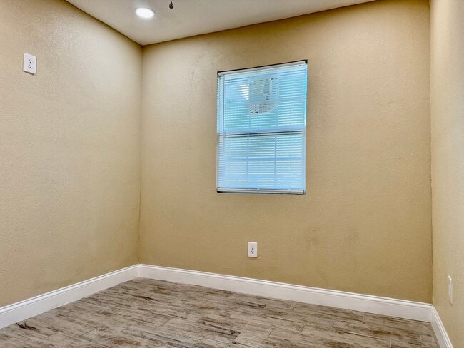 Building Photo - House For Rent