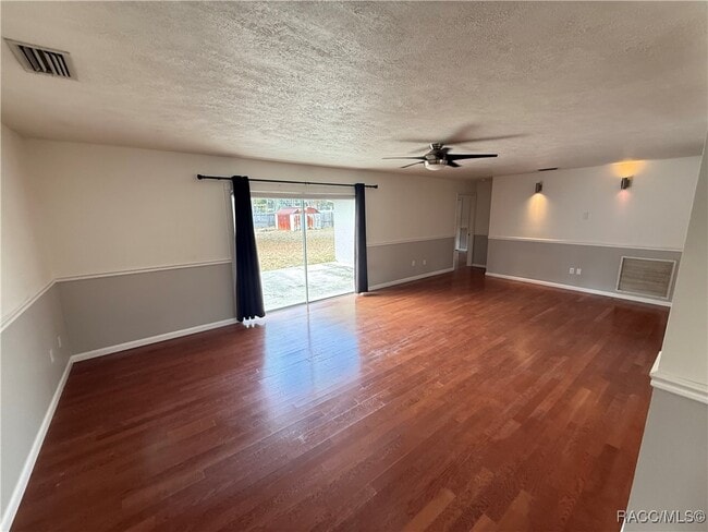 Building Photo - 920 N Lyle Ave