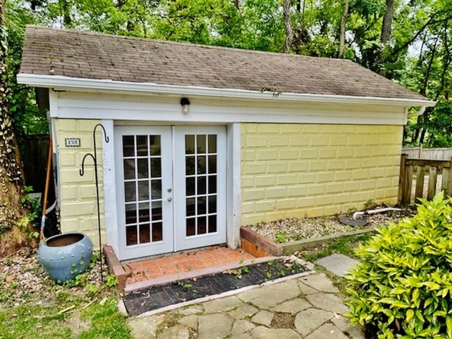 Building Photo - Beautifully updated single family home in ...