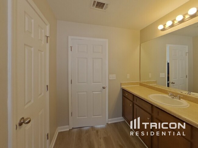 Building Photo - 528 Tulip Ln