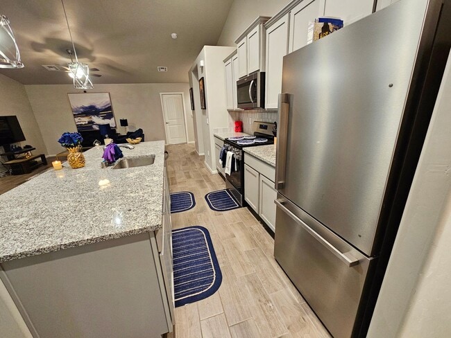 Building Photo - Open & Airy 3 Bedroom/2 Bath Home with Refrigerated Air