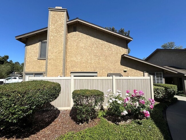 Building Photo - Serene River View Community in East Ventura!