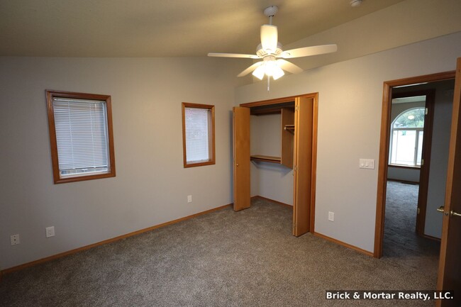 Building Photo - 3 Bedroom, 2 bath house with A/C!